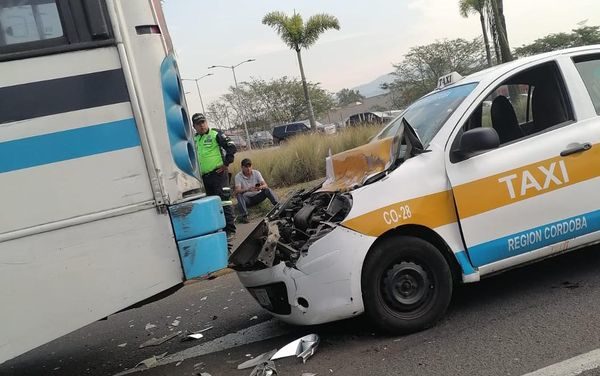 🚗TAXI SE IMPACTA CONTRA AUTOBÚS