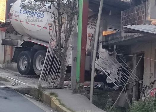 🚚PIPA SE QUEDÓ SIN FRENOS Y ESTRELLA CONTRA VIVIENDA