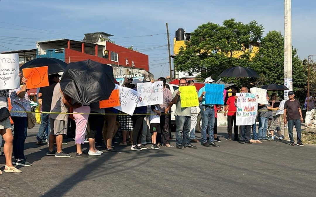 BLOQUEAN CALLES DE XALAPA POR FALTA DE AGUA