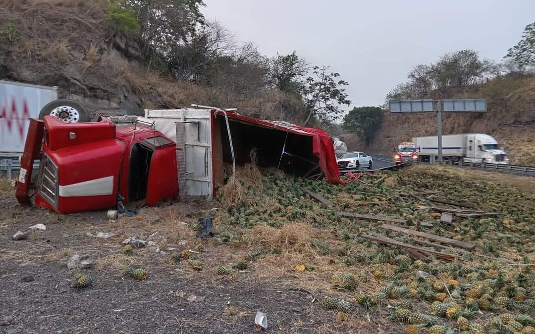 VUELCA CAMIÓN CARGADO DE PIÑA EN LA TINAJA
