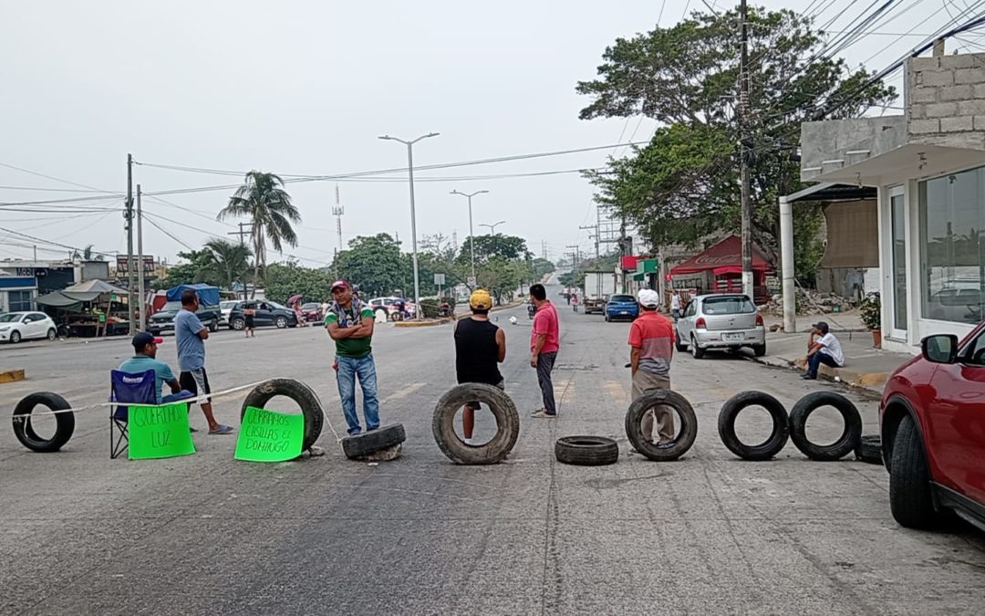 JAROCHOS BLOQUEAN AVENIDA JB LOBOS POR FALTA DE LUZ