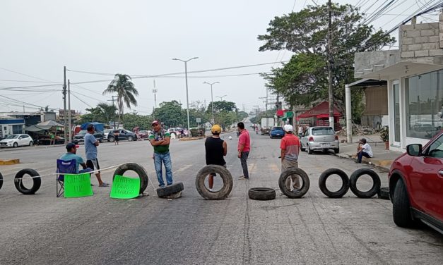 JAROCHOS BLOQUEAN AVENIDA JB LOBOS POR FALTA DE LUZ