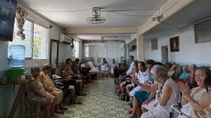 ABUELITOS EN ASILO COGRA SUFREN POR FALTA DE AGUA Y APAGONES DE LUZ