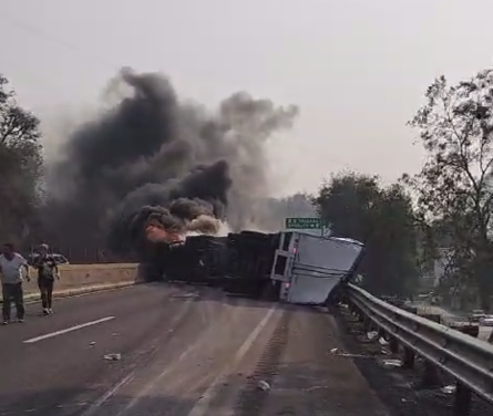 VUELCA TRAILER Y SE INCENDIA EN NOGALES, VERACRUZ (VIDEO)