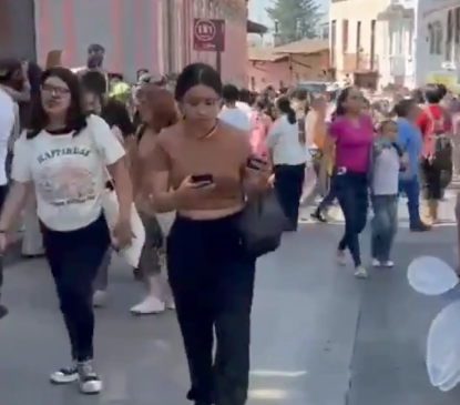 EN XALAPA DESALOJAN ALUMNOS DE LA PREPA JUÁREZ (VIDEO)