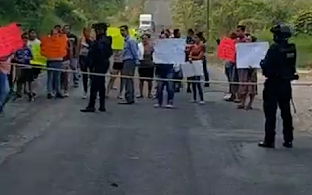 PADRES DE FAMILIA BLOQUEAN CARRETERA EN PAPANTLA, EXIGEN TERMINACIÓN  DE UN DOMO