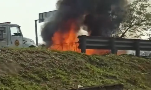 🔥🚚EN XALAPA SE INCENDIA CAMIONETA QUE TRANSPORTABA VERDURAS (VIDEO)