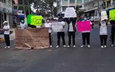 Estudiantes del CBTis 13 bloquearon avenidas de Xalapa para exigir la destitución de la directora