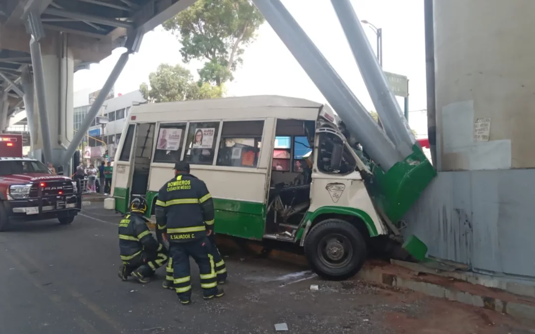 MICROBÚS SE ESTRELLA CONTRA COLUMNA DE LA LINEA 12 DEL METRO, HAY 10 LESIONADOS