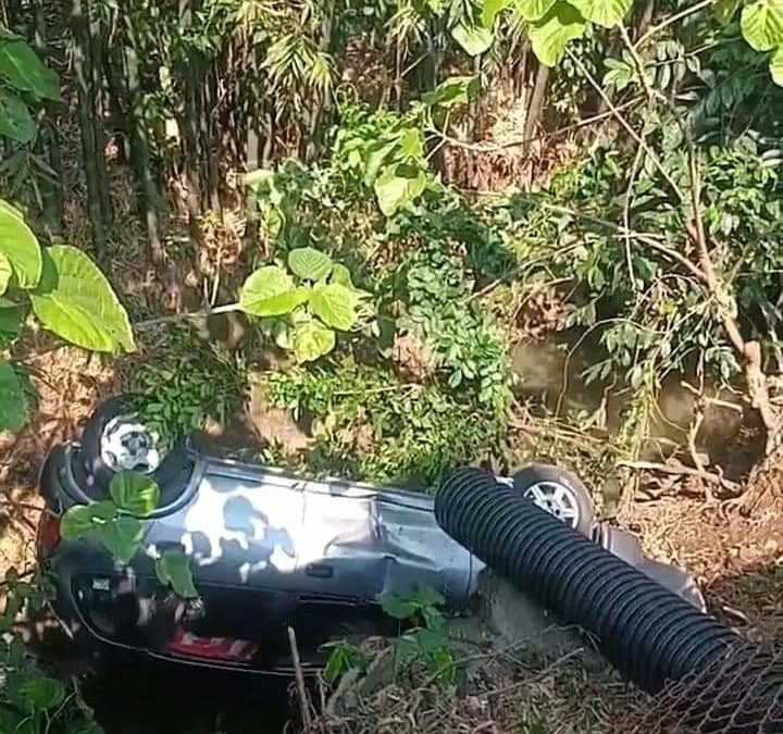 CAE A ARROYO DE AGUAS NEGRAS AL PERDER CONTROL DE SU AUTOMOVÍL