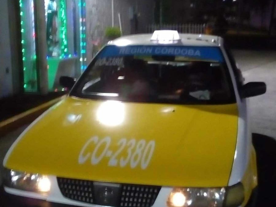 TRES DELINCUENTES ARMADOS SE ROBAN UN TAXI DE CÓRDOBA