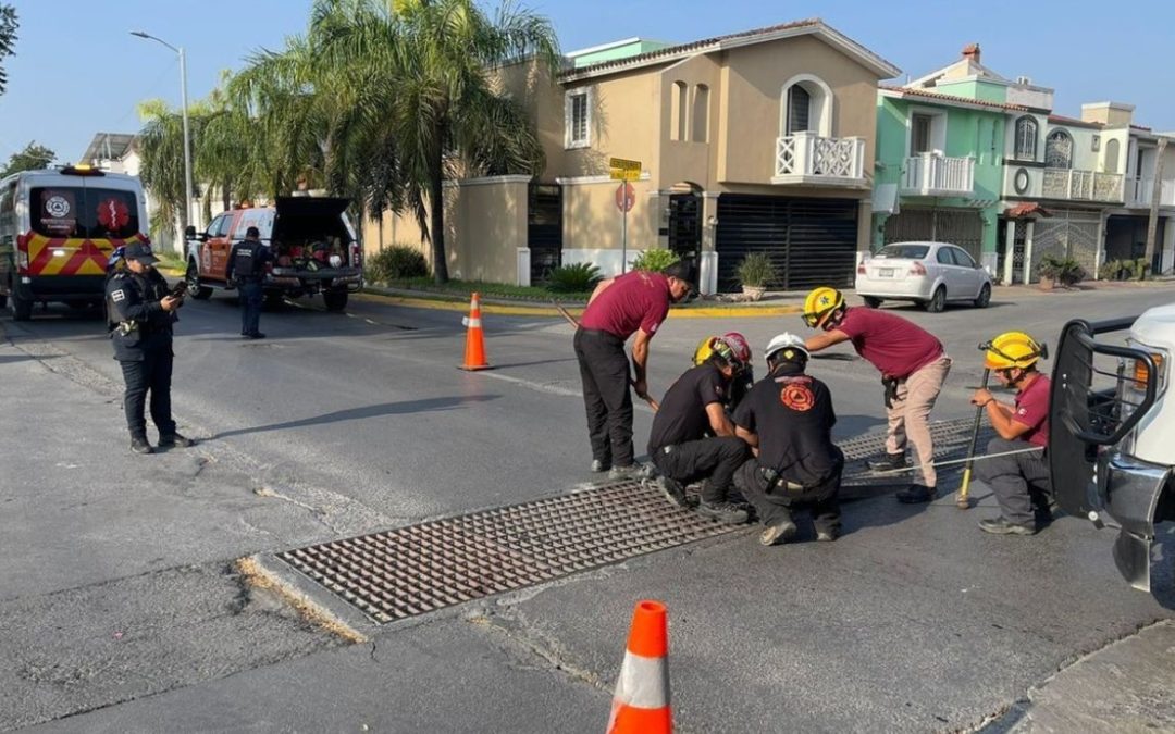 QUEDARON ATORADOS EN LA ALCANTARILLA