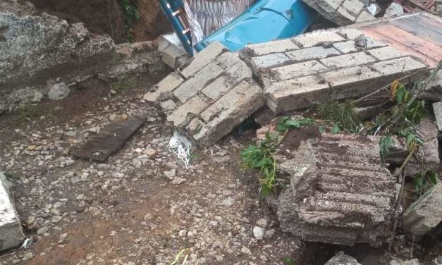 COLAPSA BARDA EN PANTEÓN DE TOTUTLA Y EXPONE ATAUD DENUNCIAN FAMILIARES