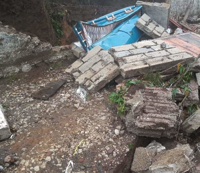 COLAPSA BARDA EN PANTEÓN DE TOTUTLA Y EXPONE ATAUD DENUNCIAN FAMILIARES