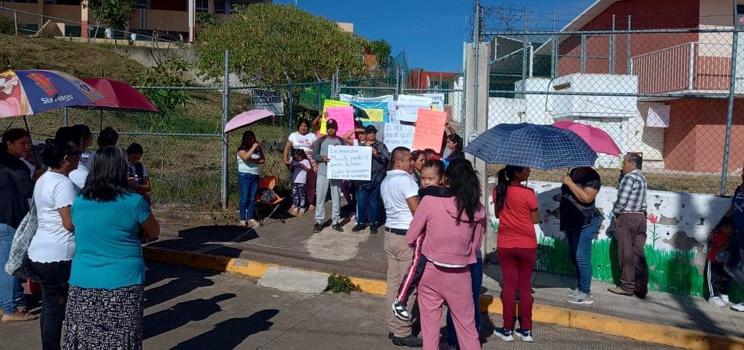 ?PADRES DE FAMILIA BLOQUEAN ACCESO A ?JARDÍN DE NIÑOS