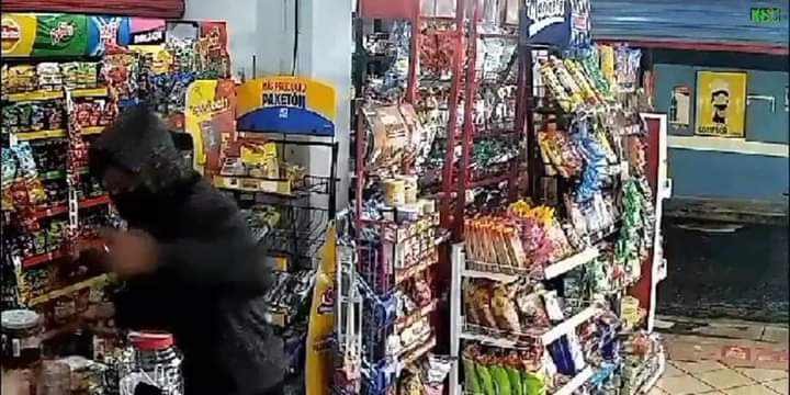 DELINCUENTES ARMADOS ASALTAN TIENDA EN LA COLONIA TOXPAN