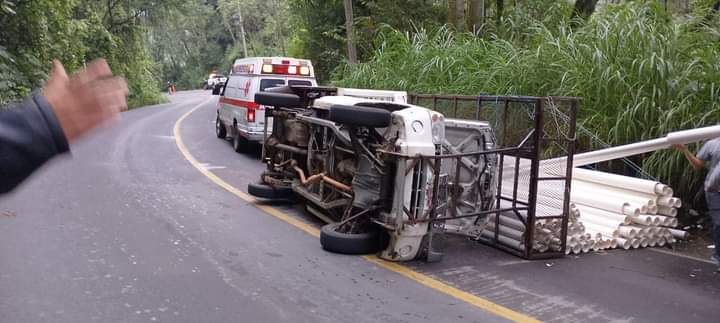VUELCA CAMIONETA EN LA COSCOMATEPEC-HUATUSCO