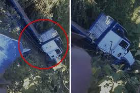 CAE TRACTOCAMIÓN A UN BARRANCO, EN COSCOMATEPEC