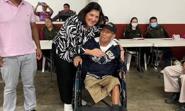 Este fin de semana, el DIF Municipal, bajo la presidencia del Ing. Felipe Rubio Solana, llevó a cabo una exitosa jornada de salud en la Colonia Buenavista. Durante este evento, se realizaron consultas médicas, extracciones dentales y adaptación de lentes para la comunidad.