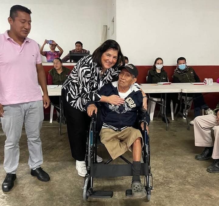 Este fin de semana, el DIF Municipal, bajo la presidencia del Ing. Felipe Rubio Solana, llevó a cabo una exitosa jornada de salud en la Colonia Buenavista. Durante este evento, se realizaron consultas médicas, extracciones dentales y adaptación de lentes para la comunidad.