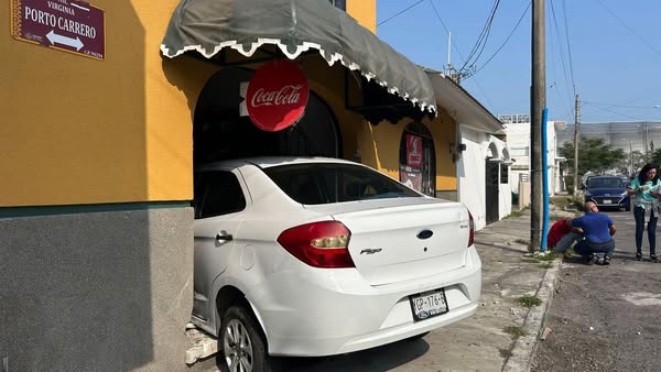 Pierde el control y se mete a tienda de abarrotes en Boca del Río