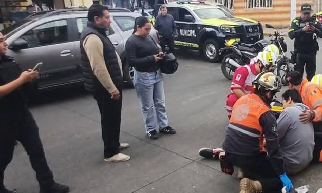 Motociclista herido al chocar con automóvil