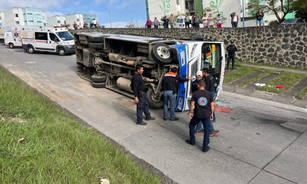 🚌VUELCA CAMIÓN DE PASAJEROS EN XALAPA