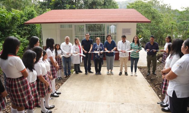 Con aula nueva, beneficia Gobierno Municipal a TEBA de Xoteapan.