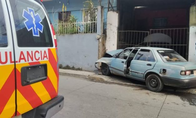🚗 SE ESTRELLA TSURU CONTRA VIVIENDA