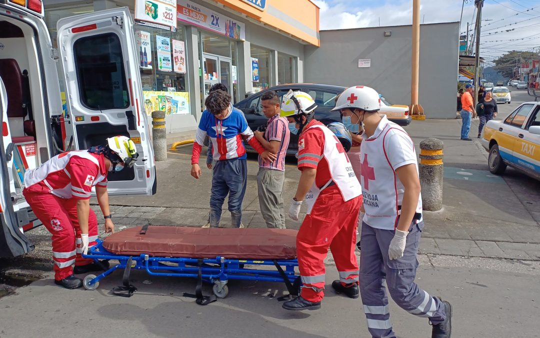 ? TRAS IMPACTO CONTRA VEHÍCULO, MOTOCICLISTA RESULTA LESIONADO