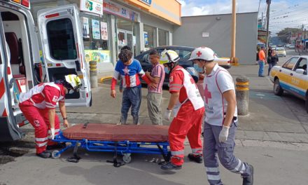 🏍 TRAS IMPACTO CONTRA VEHÍCULO, MOTOCICLISTA RESULTA LESIONADO