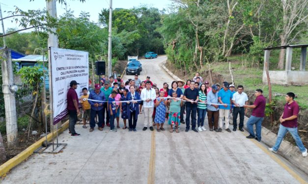 Inauguran autoridades municipales 3ra etapa de pavimentación de la calle Allende en Xoteapan.