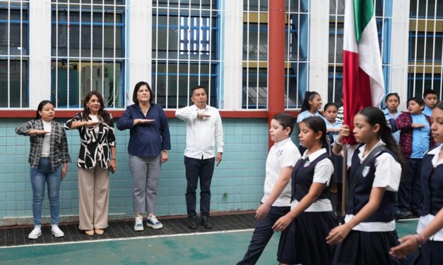 Asiste alcaldesa de San Andrés Tuxtla al acto cívico por el 108 aniversario de la promulgación de la Constitución Mexicana en la Escuela Primaria Landero y Coss.