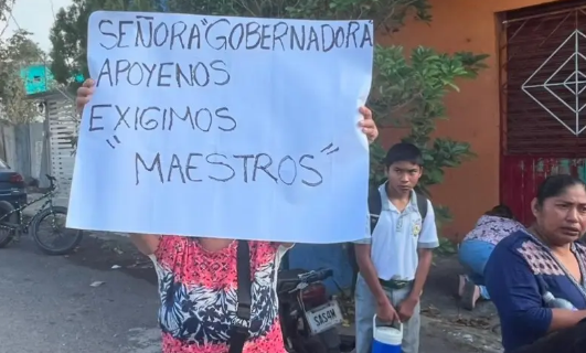 PADRES DE FAMILIA SOLICITAN MAESTROS EN LA FEDERAL 6 DE VERACRUZ PUERTO