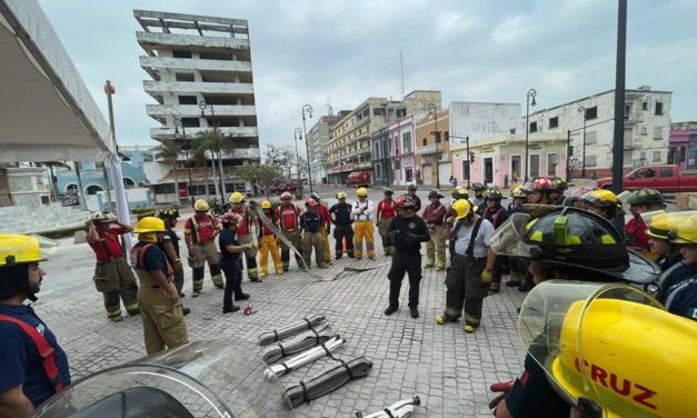 Elementos de Protección Civil Municipal de San Andrés Tuxtla reciben capacitación de la Asociación de Bomberos Latinos.