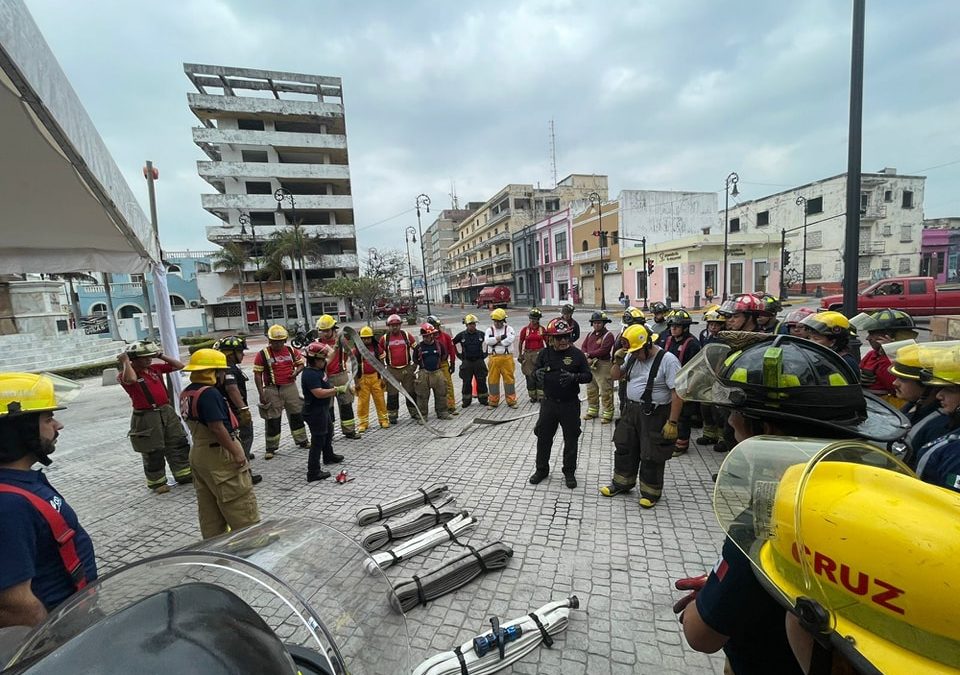 Elementos de Protección Civil Municipal de San Andrés Tuxtla reciben capacitación de la Asociación de Bomberos Latinos.