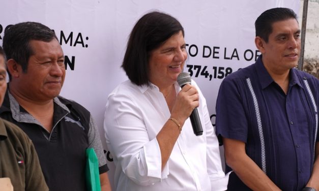 Inaugura alcaldesa de San Andrés Tuxtla, circuito vial en las calles Agrarista y Sembrador de la colonia Emiliano Zapata.