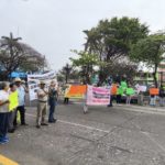 Maestros jubilados reclaman adeudos a la SEV y bloquean calle del centro