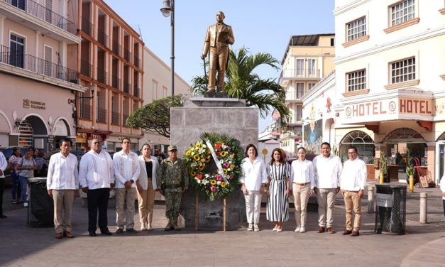Autoridades civiles y militares de San Andrés Tuxtla conmemoran el CCXIX aniversario del natalicio de don Benito Juárez.
