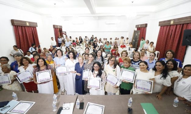 Autoridades Municipales acompañan a “Ellas Pueden Hacerlo A.C.” para entregar reconocimientos a mujeres destacadas de Los Tuxtlas.