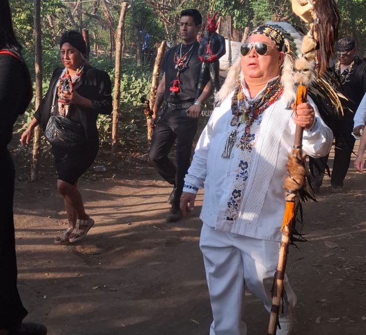 Cientos de personas asisten a recorrido de purificación con el Brujo Mayor de Catemaco