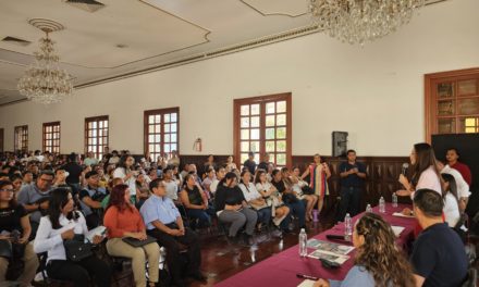Estudiantes de Alvarado buscan apoyo de regidora jarocha para entrar a la UV