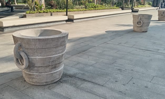 Inicia colocación de maceteros en el Zócalo de Veracruz