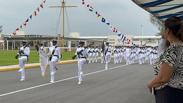Realizan Jura de Bandera alumnos de la Escuela de Intendencia Naval y de la Escuela de Electrónica Naval