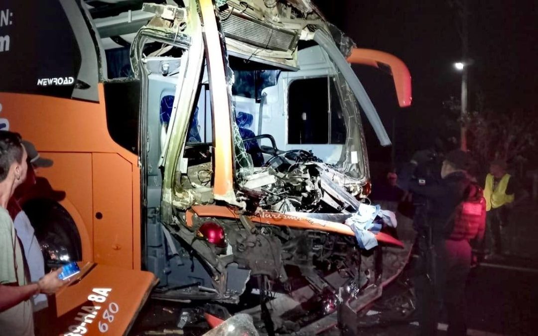 Más de 20 lesionados en choque de camión turístico contra carro cañero