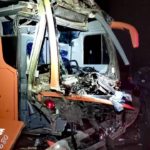 Más de 20 lesionados en choque de camión turístico contra carro cañero