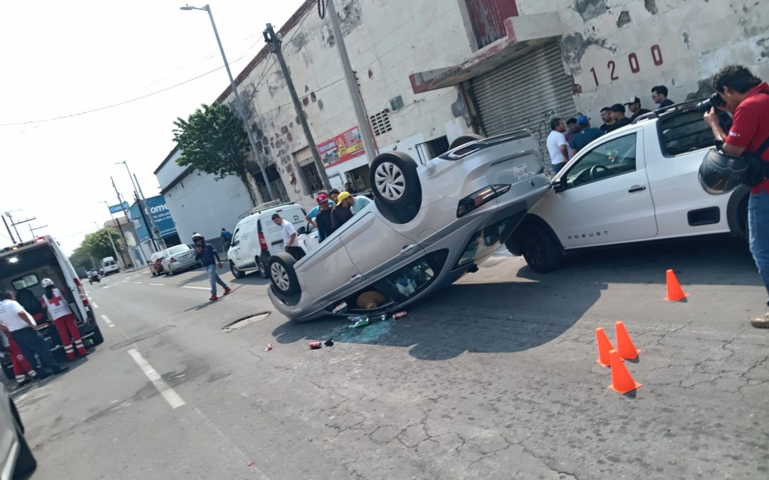 Turistas ebrios vuelcan su vehículo en centro de Veracruz!