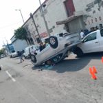Turistas ebrios vuelcan su vehículo en centro de Veracruz!