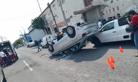 Turistas ebrios vuelcan su vehículo en centro de Veracruz!