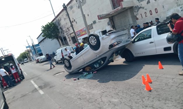 Turistas ebrios vuelcan su vehículo en centro de Veracruz!